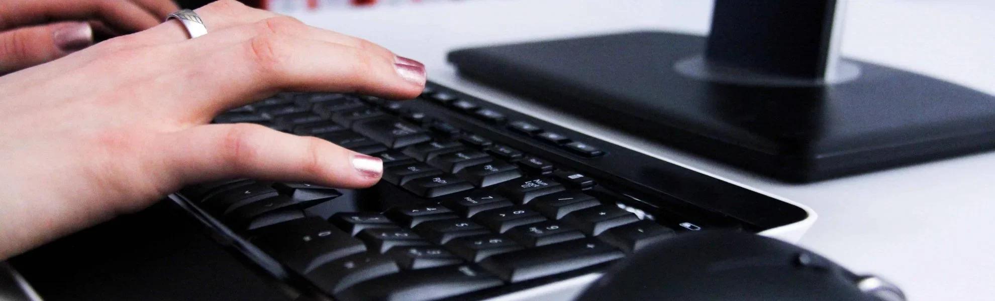 Bild_Tippen_Tastatur_Monitor